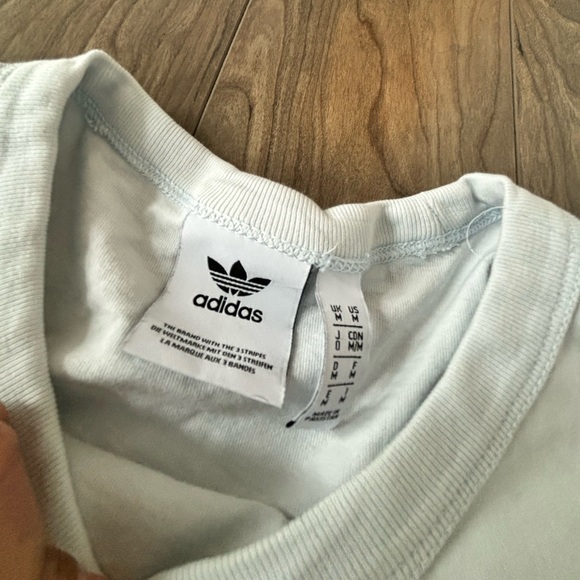 Super thick material adidas tee - Picture 2 of 2